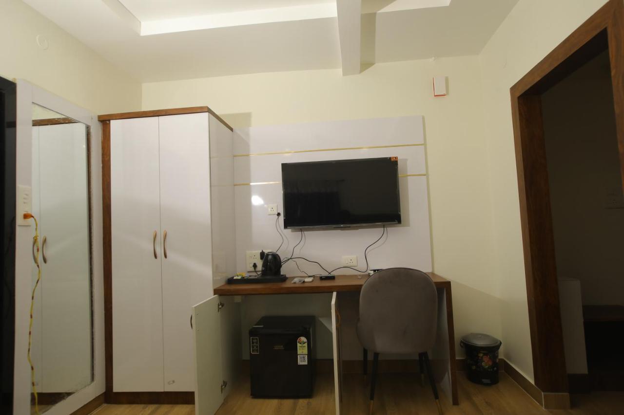 Отель Radha Rani Residency Khammam Экстерьер фото